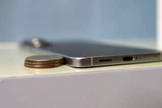 Quarter Stack Test: Samsung Galaxy S25 Edge, iPhone 16 Pro, Galaxy S25 Ultra & iPhone 6s Showdown