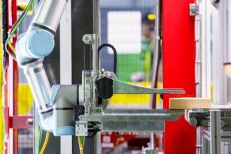 Amazon Warehouse Robots: Why They Still Can't Match Human Workers Yet