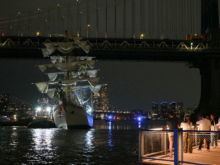 Mexican Navy ship colliding with Brooklyn Bridge