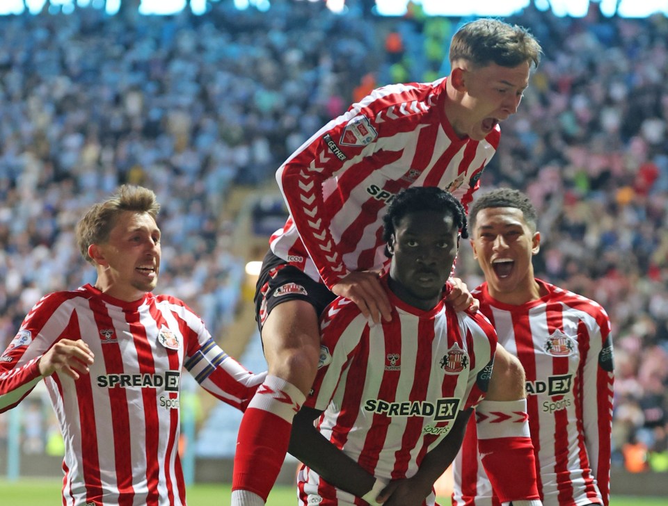 Sunderland snatched a late victory at Coventry in their play-off semi-final first leg
