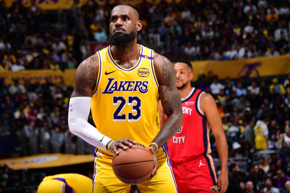 LeBron James weighs 65lb more than Curry